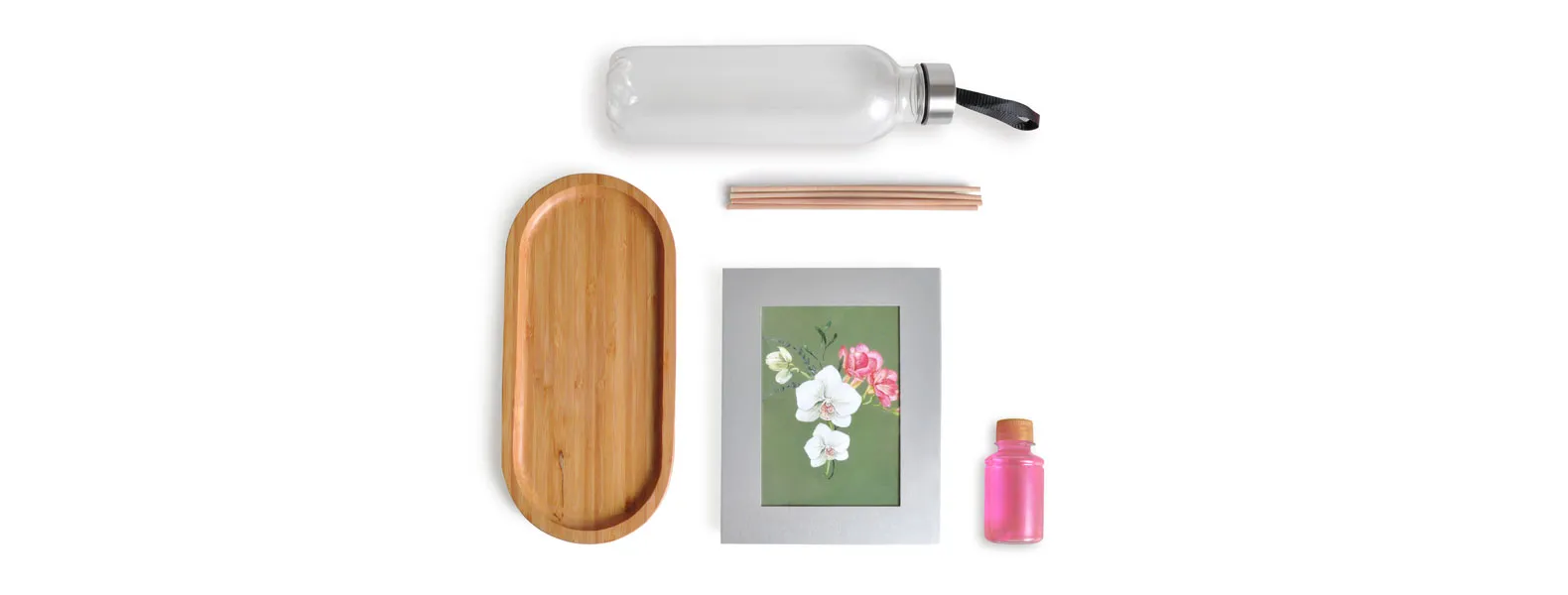 Kit bandeja, aromatizador e acessórios. Composto por bandeja oval em bambu; garrafa transparente em PET; porta-retrato em alumínio; aromatizador de ambiente com fragrância de orquídea.