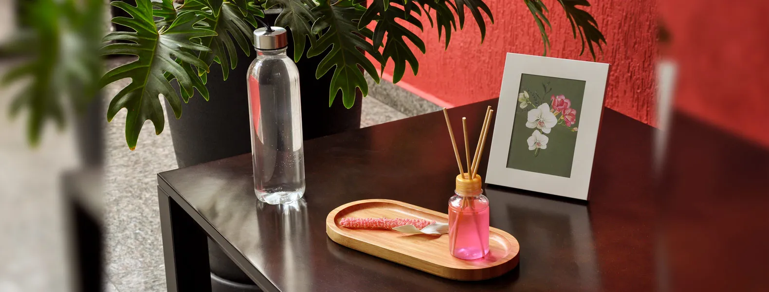 Kit bandeja, aromatizador e acessórios. Composto por bandeja oval em bambu; garrafa transparente em PET; porta-retrato em alumínio; aromatizador de ambiente com fragrância de orquídea.