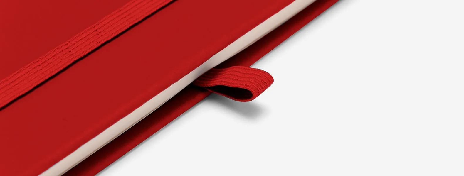Caderno para anotações vermelho com capa dura. Conta com 80 folhas pautadas, porta caneta e elástico para fechamento. Gramatura da folha de 70 g/m2 com 15x9cm.