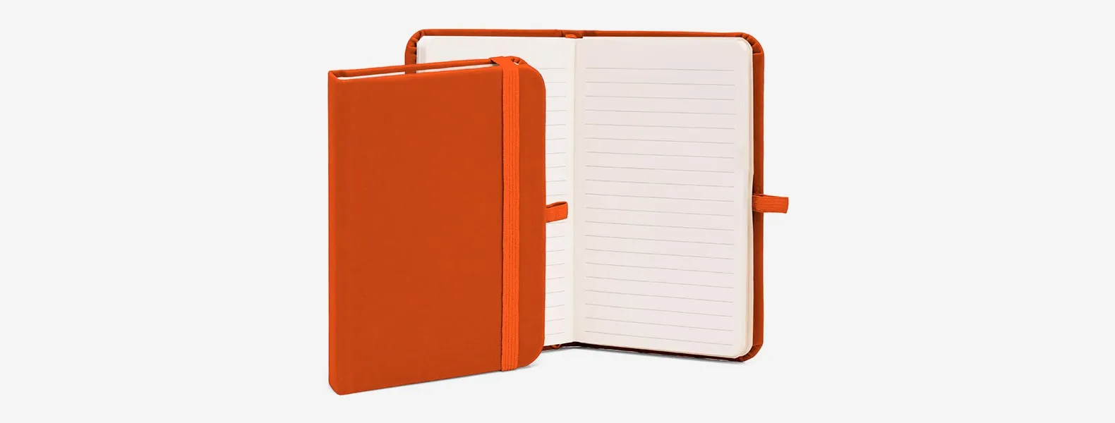 Caderno para anotações laranja com capa dura. Conta com 80 folhas pautadas, porta caneta e elástico para fechamento. Gramatura da folha de 70 g/m2 com 15x9 cm.