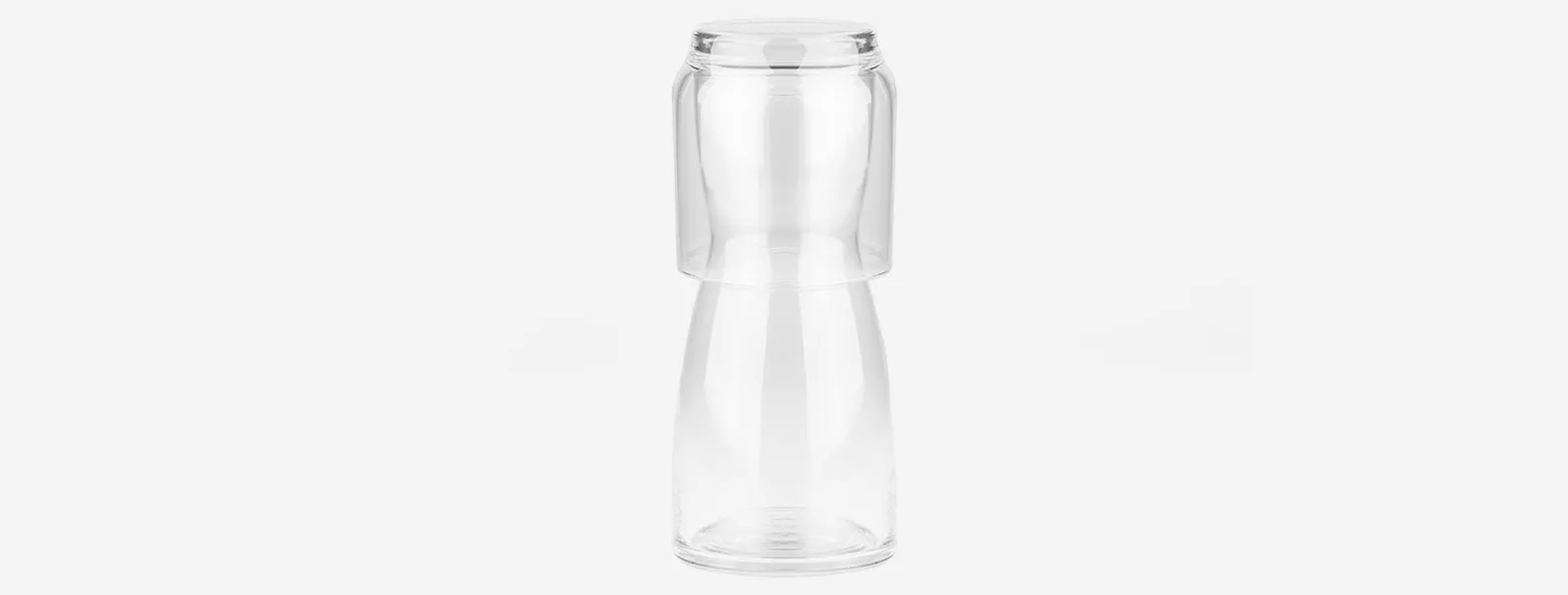 Kit contendo uma moringa de vidro e um copo acomodados em embalagem para presentear.