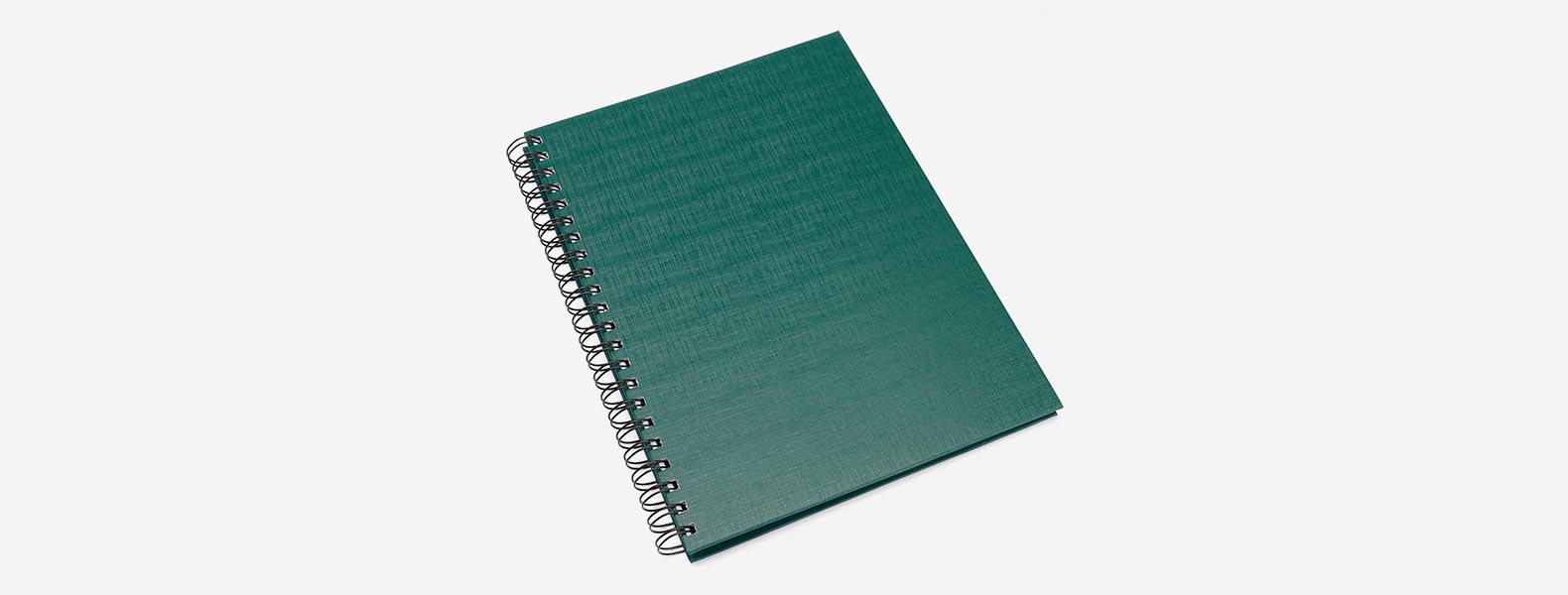 Caderno para anotações wire-o verde com capa dura revestida em percalux linho. Conta com folha para dados pessoais, calendário e 100 folhas pautadas. Gramatura da folha de 70 g/m2.