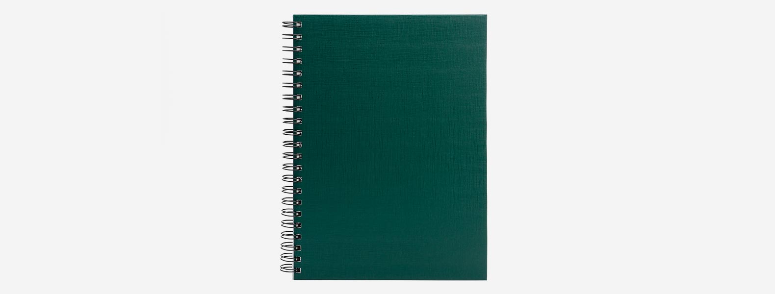Caderno para anotações wire-o verde com capa dura revestida em percalux linho. Conta com folha para dados pessoais, calendário e 100 folhas pautadas. Gramatura da folha de 70 g/m2.