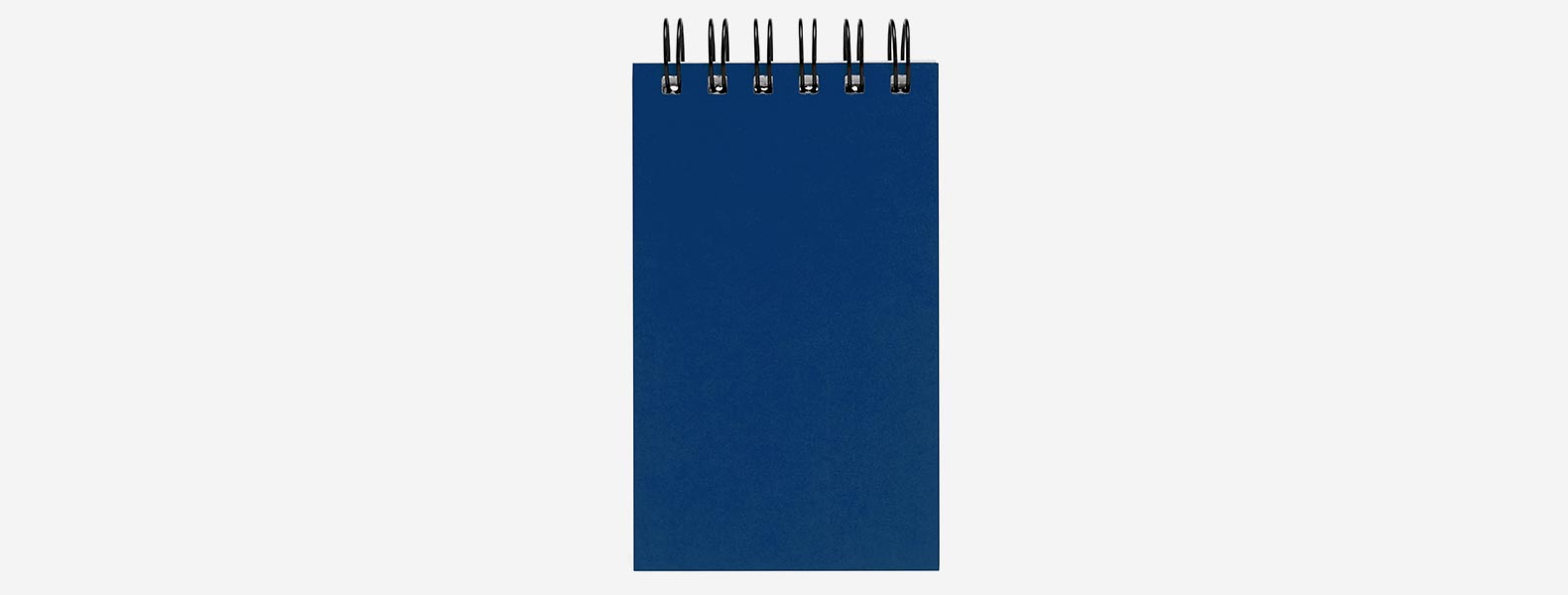 Caderno para anotações azul com capa dura. Conta com 100 folhas pautadas com fechamento wire-o e 5 cores com 25 folhas autocolantes.