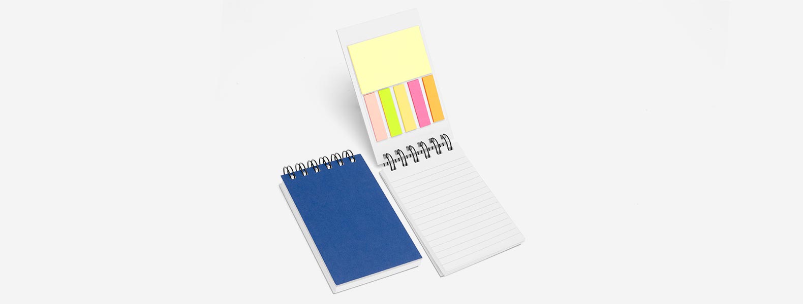 Caderno para anotações azul com capa dura. Conta com 100 folhas pautadas com fechamento wire-o e 5 cores com 25 folhas autocolantes.