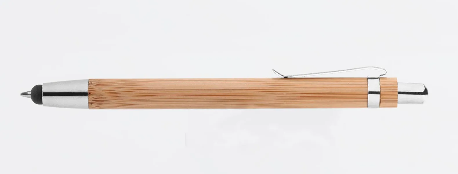Caneta esferografica em bambu com ponta touch. Possui detalhes em plástico e ferro cromado; carga esferográfica azul, acionada com um click.