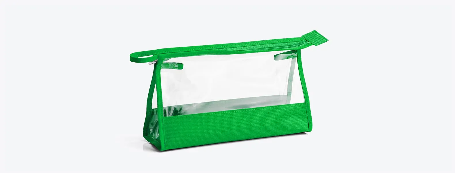 Necessaire na cor verde transparente confeccionada em PVC / Nylon 600. Conta com fechamento em zíper e alça. Disponível nas cores preta, azul, vermelha e verde.