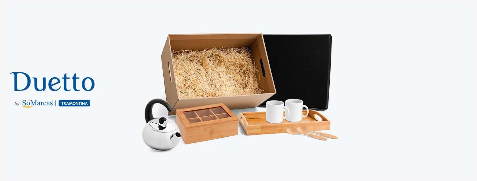 Kit para chá. Acompanha bandeja, caixa para chás e 2 colheres em bambu; 2 canecas em porcelana e chaleira em Inox.
