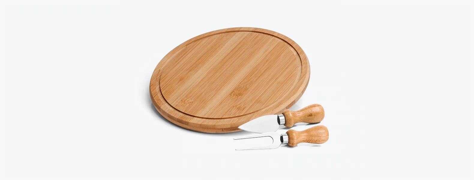 Conjunto para queijo em Bambu/Inox. Conta com tábua em bambu; faca com ponta e garfo para queijo em Bambu/Inox. Tábua confeccionada com tripla camada invertida, para dar maior durabilidade e não deformar com o passar do tempo.