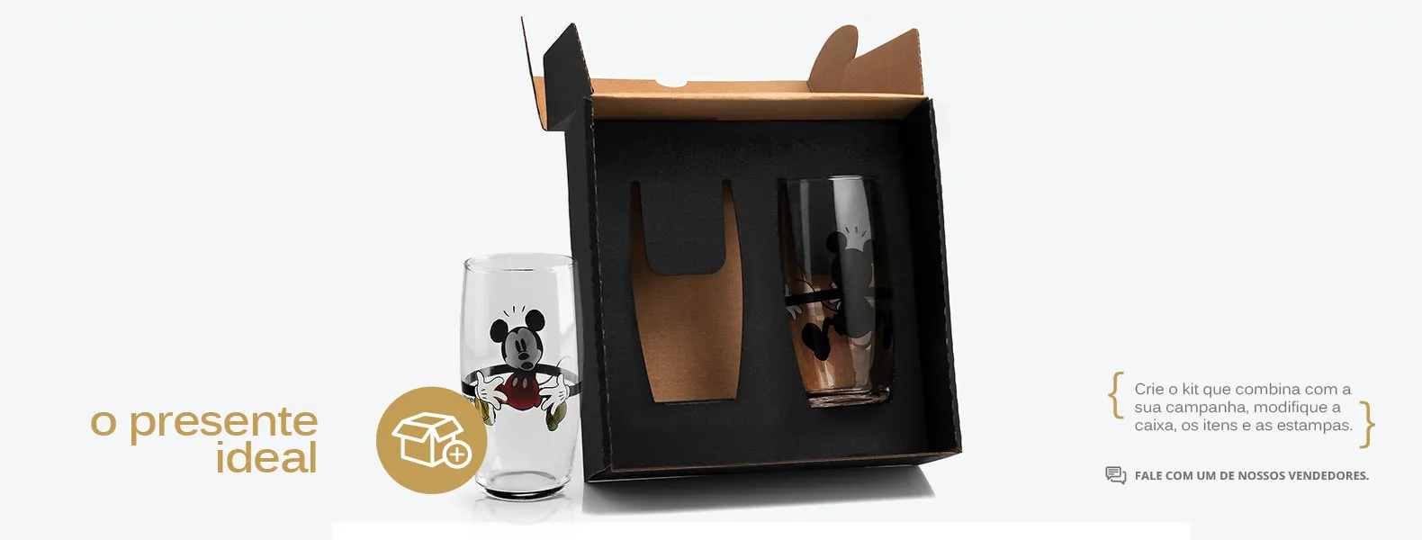 Jogo de copos personalizados contendo dois copos Mickey em vidro e embalagem.