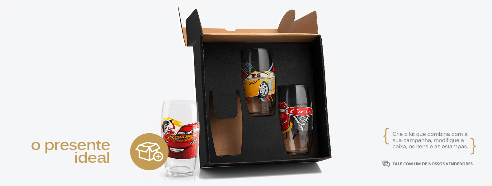 Kit personalizado contendo três copos do filme Carros em vidro acomodados em uma embalagem para presentear.