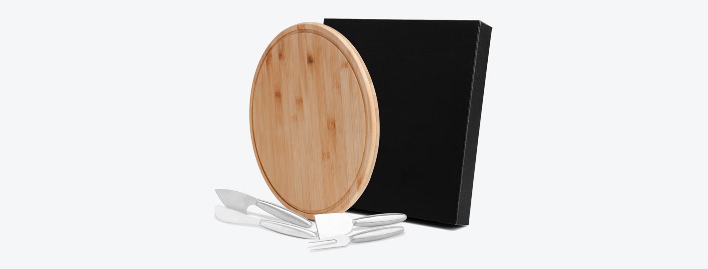 Conjunto para queijo em Bambu/Inox; Acompanha tábua em bambu; Garfo, faca sem ponta, faca com ponta e faca quadrada em Aço Inox 2CR13.