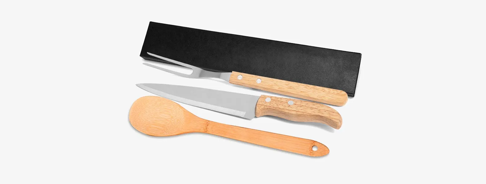 Conjunto de Faca em Madeira/Aço Inox; Acompanha faca 7'', garfo em Madeira/Inox; Colher 30cm; Caixa para presente. Como cortesia, fazemos uma gravação na lâmina da faca com os cortes do boi.