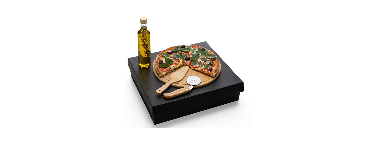 Conta com tábua redonda em tripla camada invertida e espátula em bambu; Cortador de pizza em inox/bambu e garrafa de vidro para azeite 250ml.