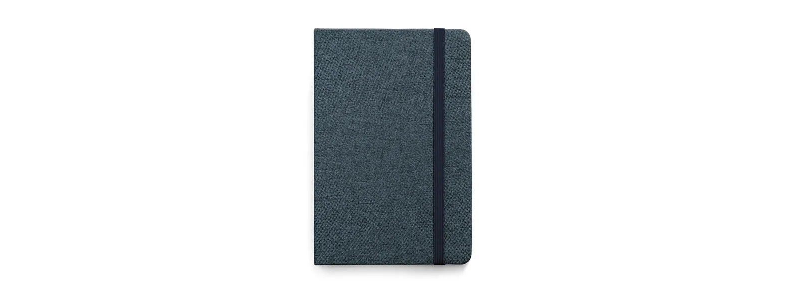 Caderno para anotações com capa dura revestida de Poliéster azul. Conta com 80 folhas pautadas, marca página e elástico para fechamento. Gramatura da folha de 70 g/m2