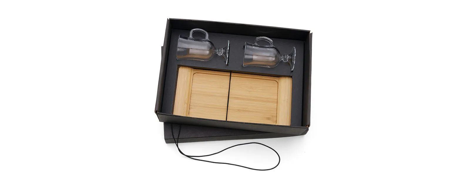 Kit para cafézinho; Conta com bandeja em bambu; Duas canecas em vidro 130ml cada. Estão perfeitamente acomodados em uma caixa para presentear.