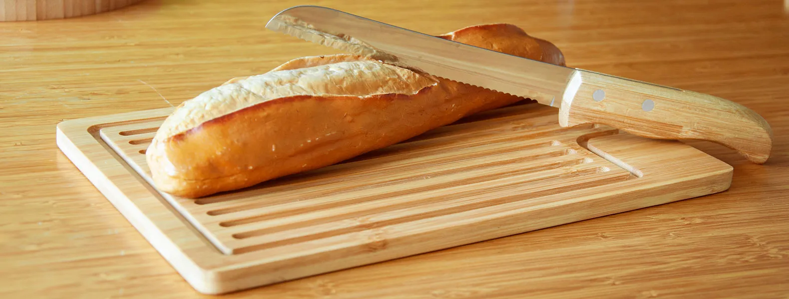 Conj. tábua migalheira com faca. Kit composto por tábua migalheira em bambu com faca para pão 7 polegadas. Tábua com dupla camada.