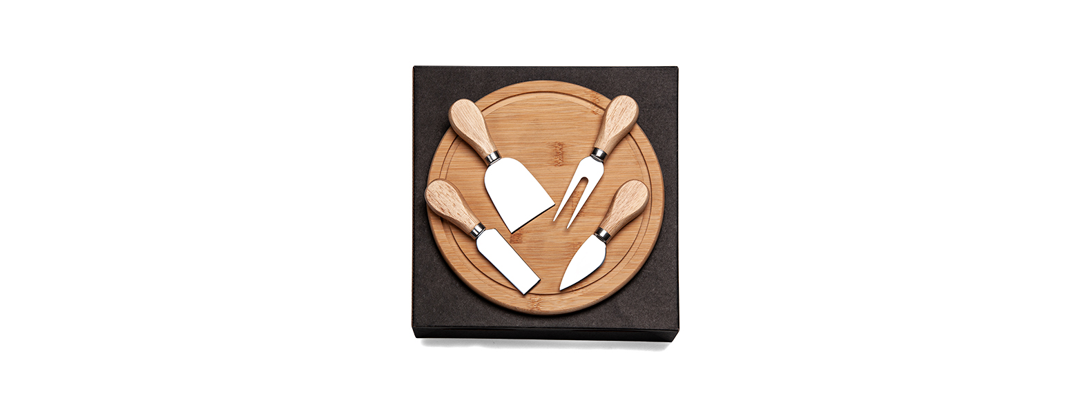Kit para queijo. Conta com tábua redonda em bambu; três facas e garfo para queijos em madeira / inox. Tábua confeccionada com tripla camada invertida, para dar maior durabilidade e não deformar com o passar do tempo.