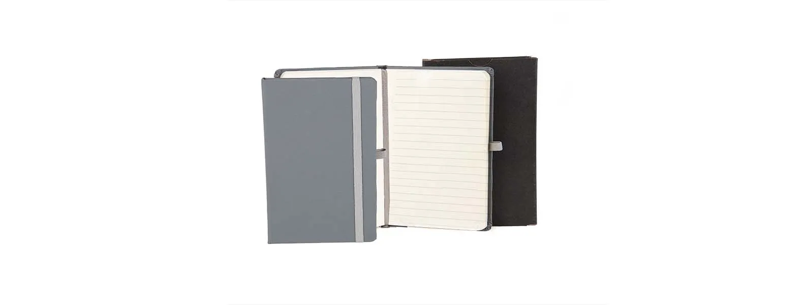 Caderno para anotações cinza com capa dura. Conta com 80 folhas pautadas, marcador de página, porta caneta e elástico para fechamento. Gramatura da folha de 70 g/m2.