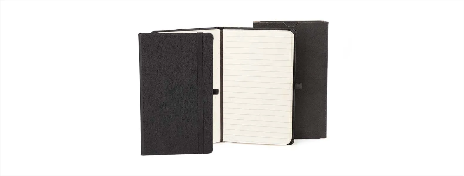 Caderno para anotações preto com capa dura. Conta com 80 folhas pautadas, marcador de página, porta caneta e elástico para fechamento. Gramatura da folha de 70 g/m2.