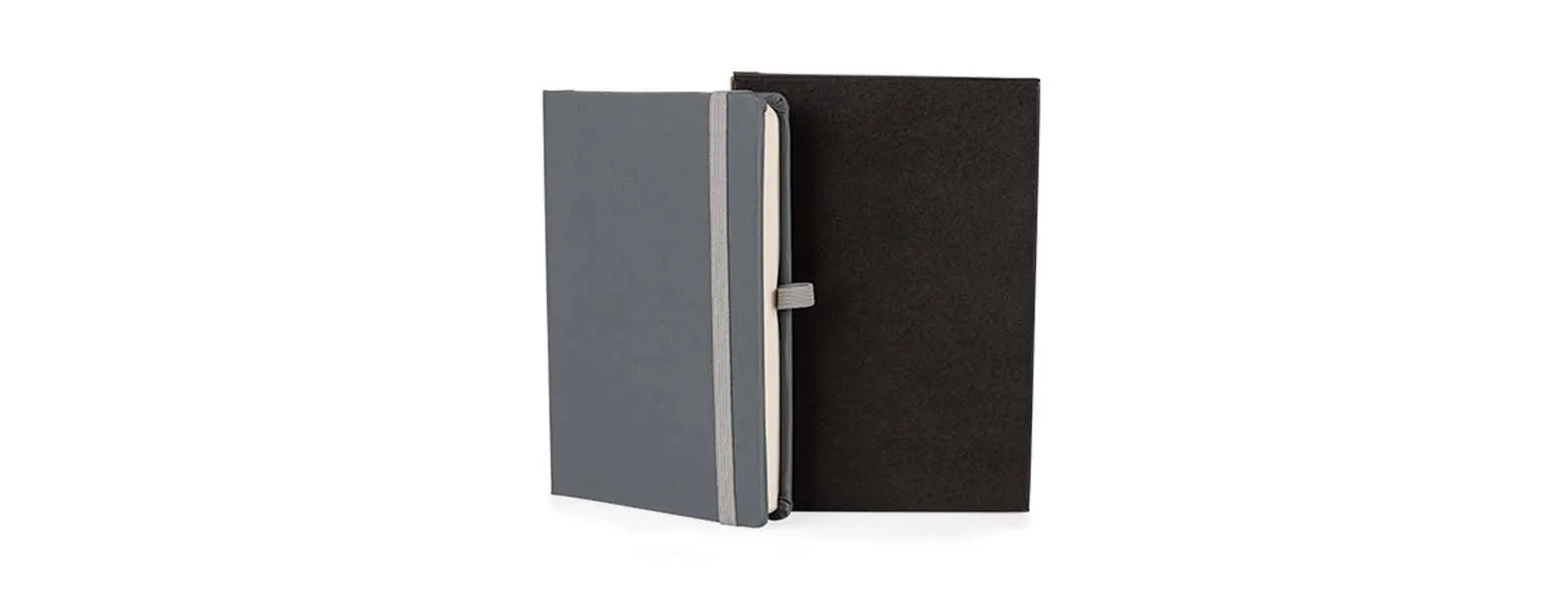 Caderno para anotações cinza com capa dura. Conta com 80 folhas pautadas, marcador de página, porta caneta e elástico para fechamento. Gramatura da folha de 70 g/m2.
