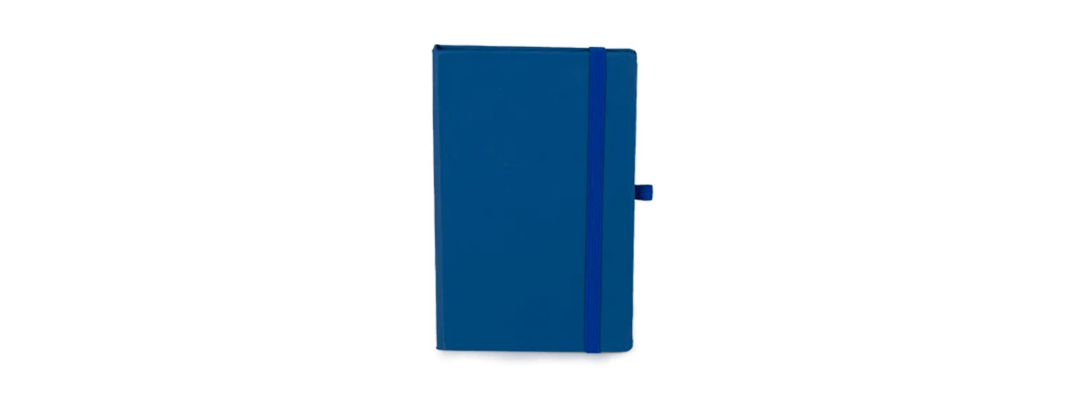 Caderno para anotações azul com capa dura. Conta com 80 folhas não pautadas, marcador de página, porta caneta e elástico para fechamento. Gramatura da folha de 70 g/m2.