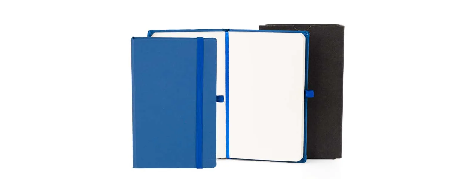 Caderno para anotações azul com capa dura. Conta com 80 folhas não pautadas, marcador de página, porta caneta e elástico para fechamento. Gramatura da folha de 70 g/m2.