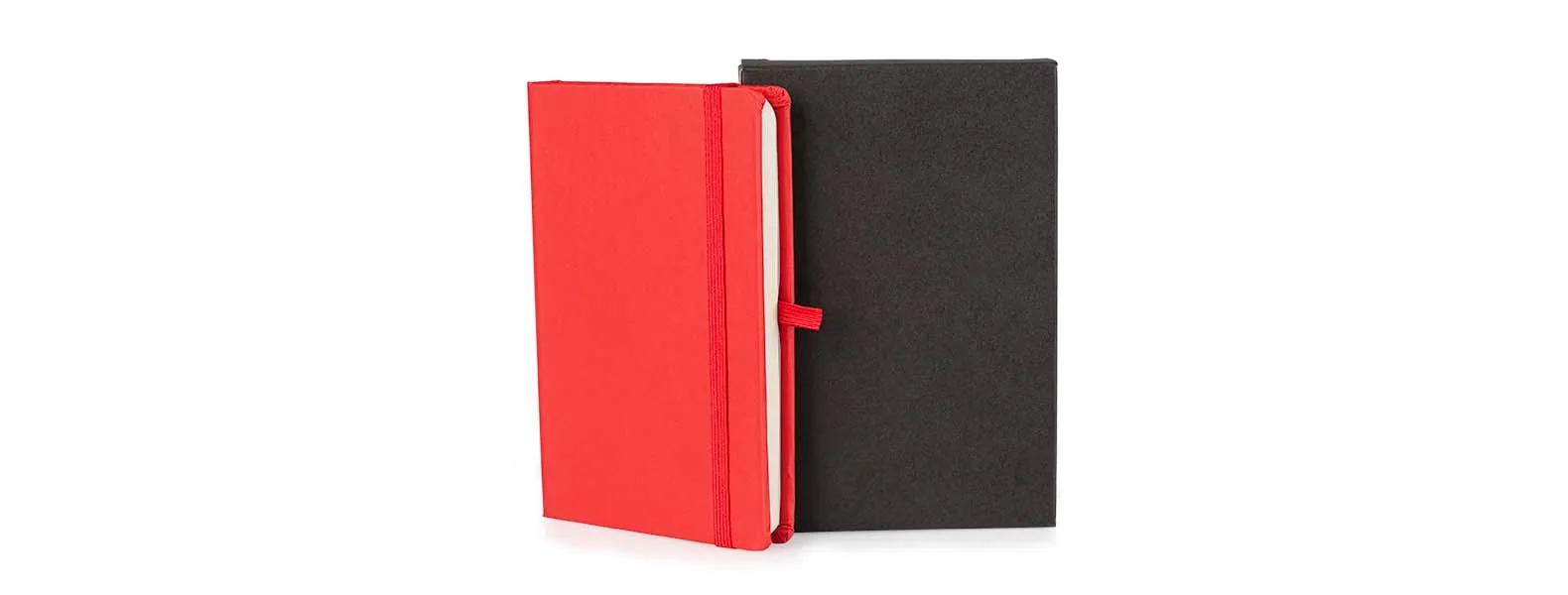 Caderno para anotações vermelho com capa dura. Conta com 80 folhas não pautadas, marcador de página, porta caneta e elástico para fechamento. Gramatura da folha de 70 g/m2.
