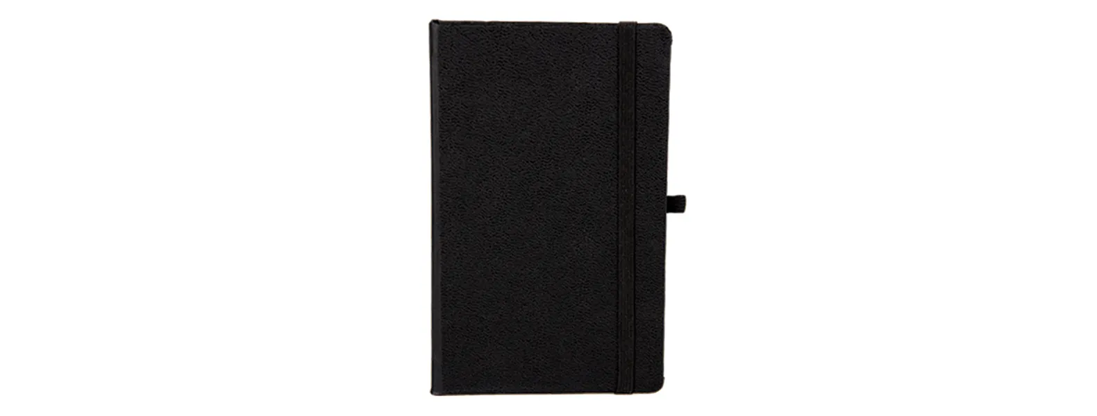 Caderno para anotações preto com capa dura. Conta com 80 folhas pautadas, marcador de página, porta caneta e elástico para fechamento. Gramatura da folha de 70 g/m2.
