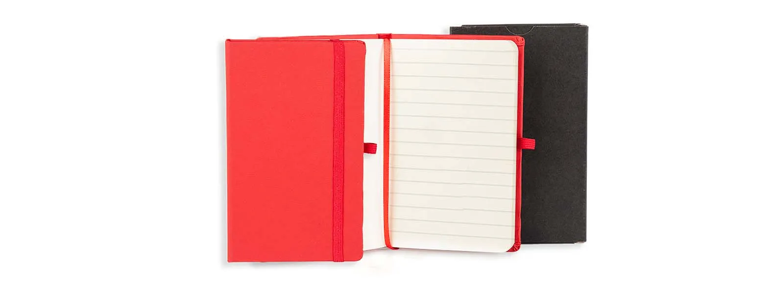 Caderno para anotações vermelho com capa dura. Conta com 80 folhas pautadas, marcador de página, porta caneta e elástico para fechamento. Gramatura da folha de 70 g/m2.