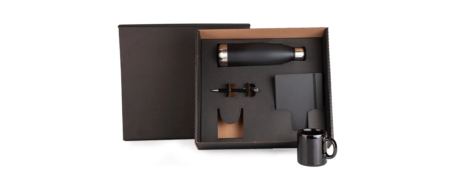 Kit composto por garrafa em aço Inox preta com tampa rosqueável, caneca em cerâmica preta, caderno para anotações preto com capa dura e caneta esferográfica em alumínio preta.