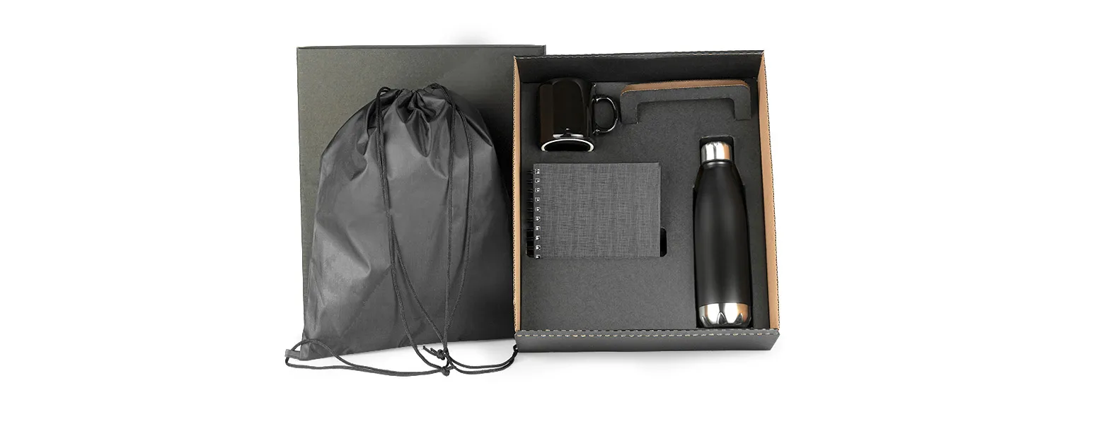 Kit composto por mochila sacola preta em Nylon 210D, caderno para anotações wire-o preto com capa dura revestida em percalux linho, caneca em cerâmica preta e garrafa em aço Inox preta com tampa rosqueável.