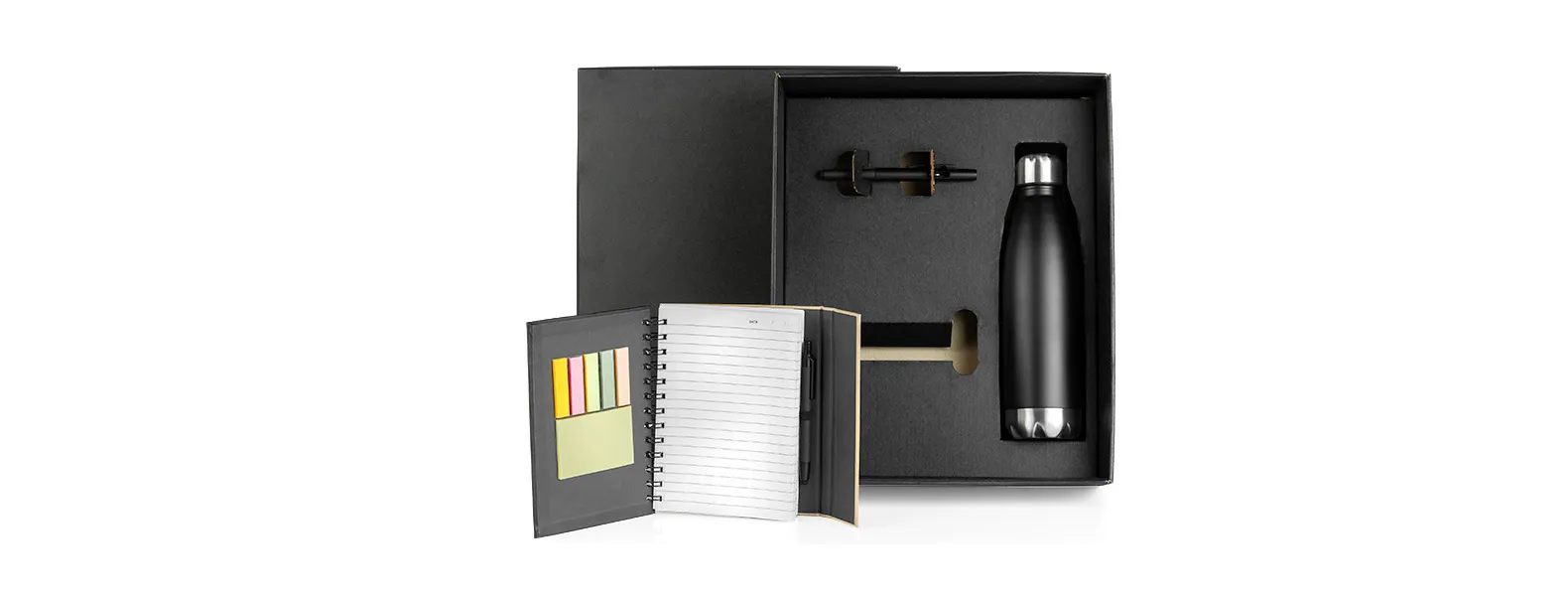 Kit composto por caderno espiral preto/bege com capa e caneta em papelão reciclado; garrafa em aço Inox preta com tampa rosqueável e caneta esferográfica em ABS preta.
