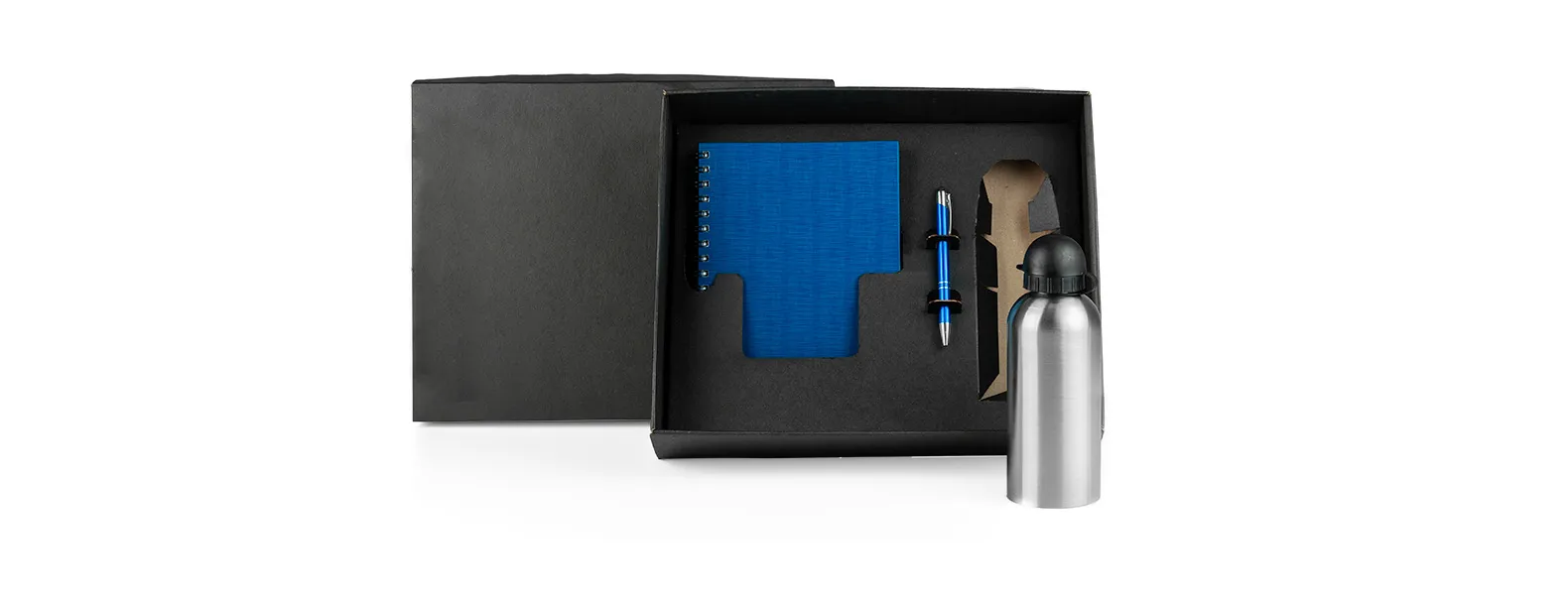 Caderno para anotações wire-o azul com capa dura revestida em percalux linho, caneta esferográfica em alumínio azul e squeeze em aço inox com tampa rosqueável preta em polipropileno.