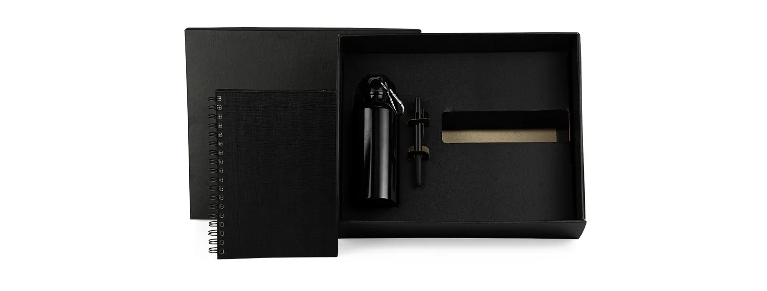 Kit composto por squeeze preto em alumínio revestido com verniz; caderno para anotações wire-o preto com capa dura revestida em percalux linho e caneta esferográfica em ABS preta.