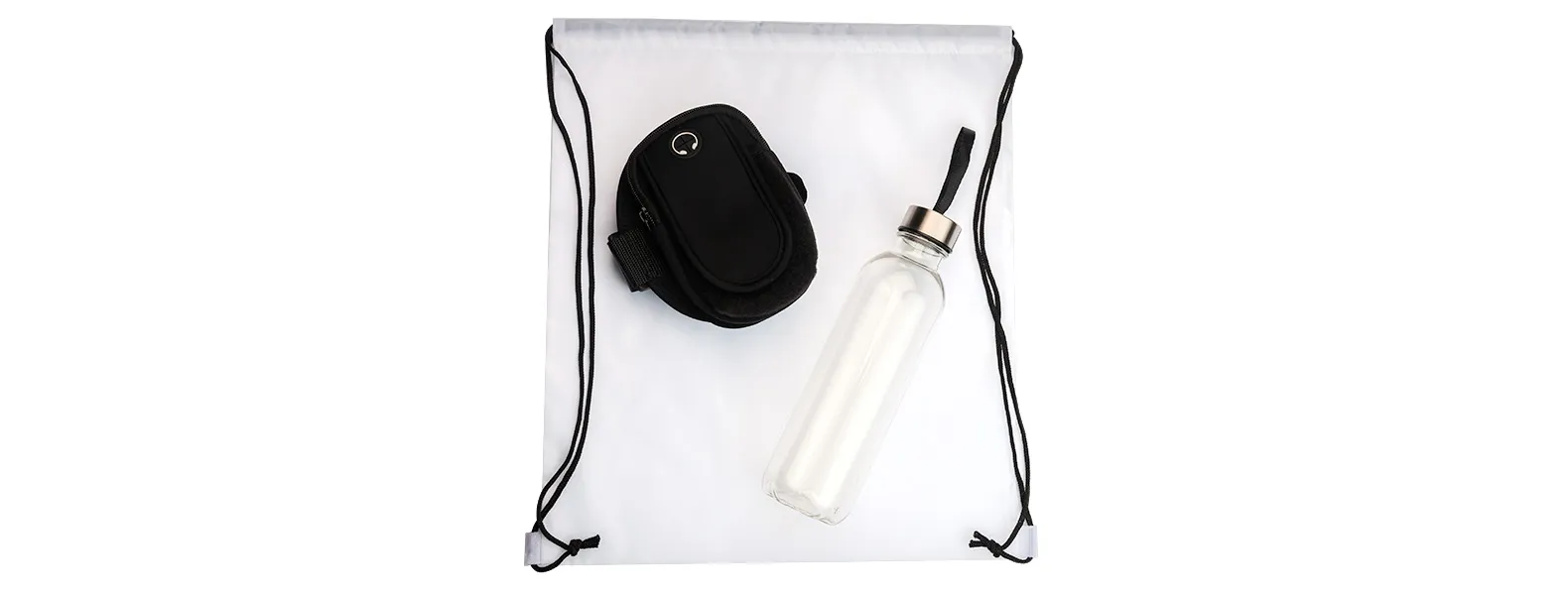 Kit boas vindas. Conta com mochila em nylon 420 branca; garrafa pet transparente e braçadeira esportiva para celular.