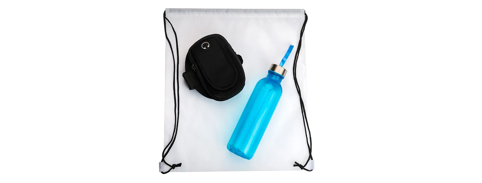 Kit boas vindas. Conta com mochila em nylon 420 branca; garrafa pet na cor azul e braçadeira esportiva para celular.