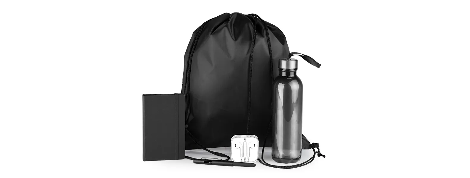Kit boas vindas. Conta com mochila em nylon 420, garrafa pet, fone de ouvido, caderno sem pauta e caneta esferográfica com tampa e ponta touch.