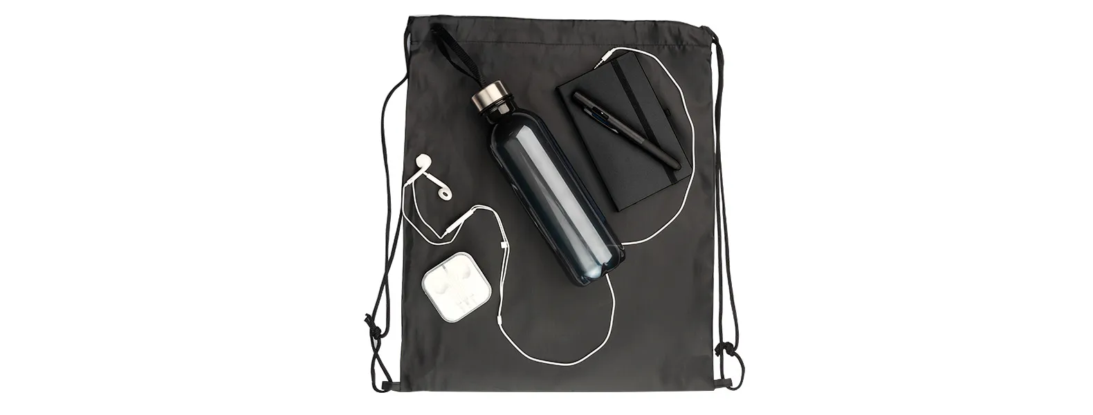 Kit boas vindas. Conta com mochila em nylon 420, garrafa pet, fone de ouvido, caderno sem pauta e caneta esferográfica com tampa e ponta touch.