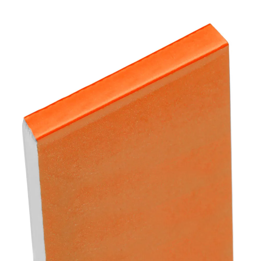 Bloco para anotações laranja. Conta com 100 folhas não pautadas.
