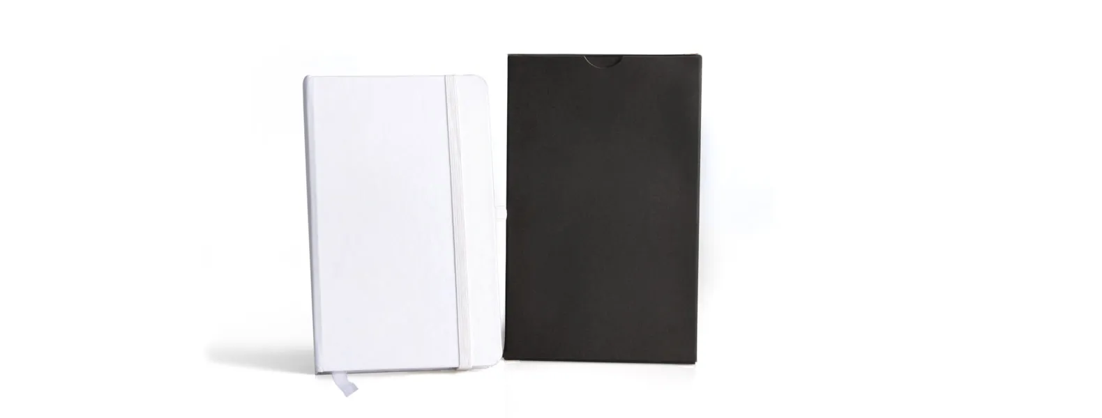 Caderno para anotações branco com capa dura. Conta com 80 folhas pautadas, marcador de página, porta caneta e elástico para fechamento. Gramatura da folha de 70 g/m2.