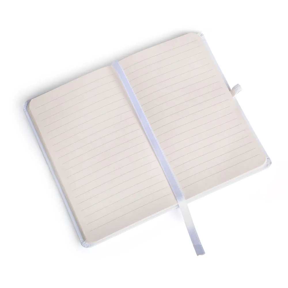 Caderno para anotações branco com capa dura. Conta com 80 folhas pautadas, marcador de página, porta caneta e elástico para fechamento. Gramatura da folha de 70 g/m2.