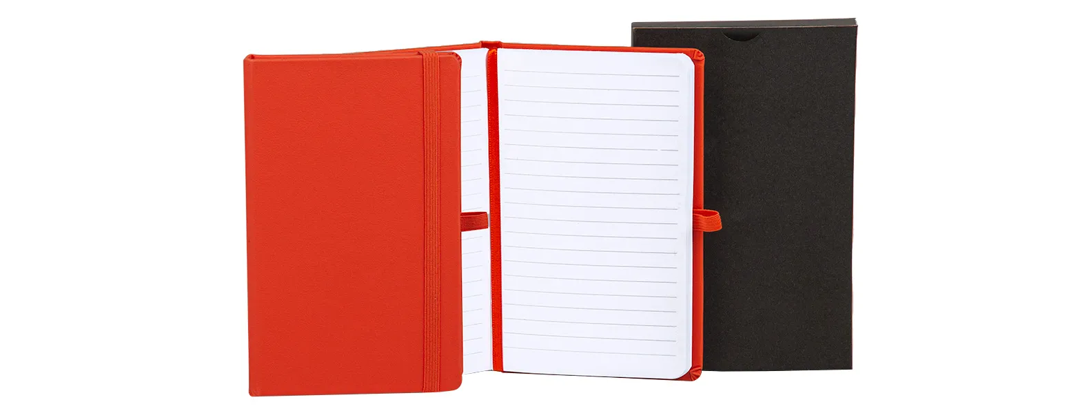 Caderno para anotações laranja com capa dura. Conta com 80 folhas pautadas, marcador de página, porta caneta e elástico para fechamento. Gramatura da folha de 70 g/m2.