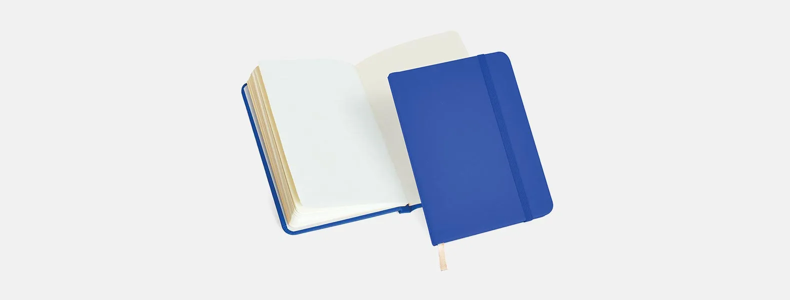 Caderno para anotações azul com capa dura. Conta com 80 folhas, porta caneta e elástico para fechamento. Gramatura da folha de 70 g/m2.