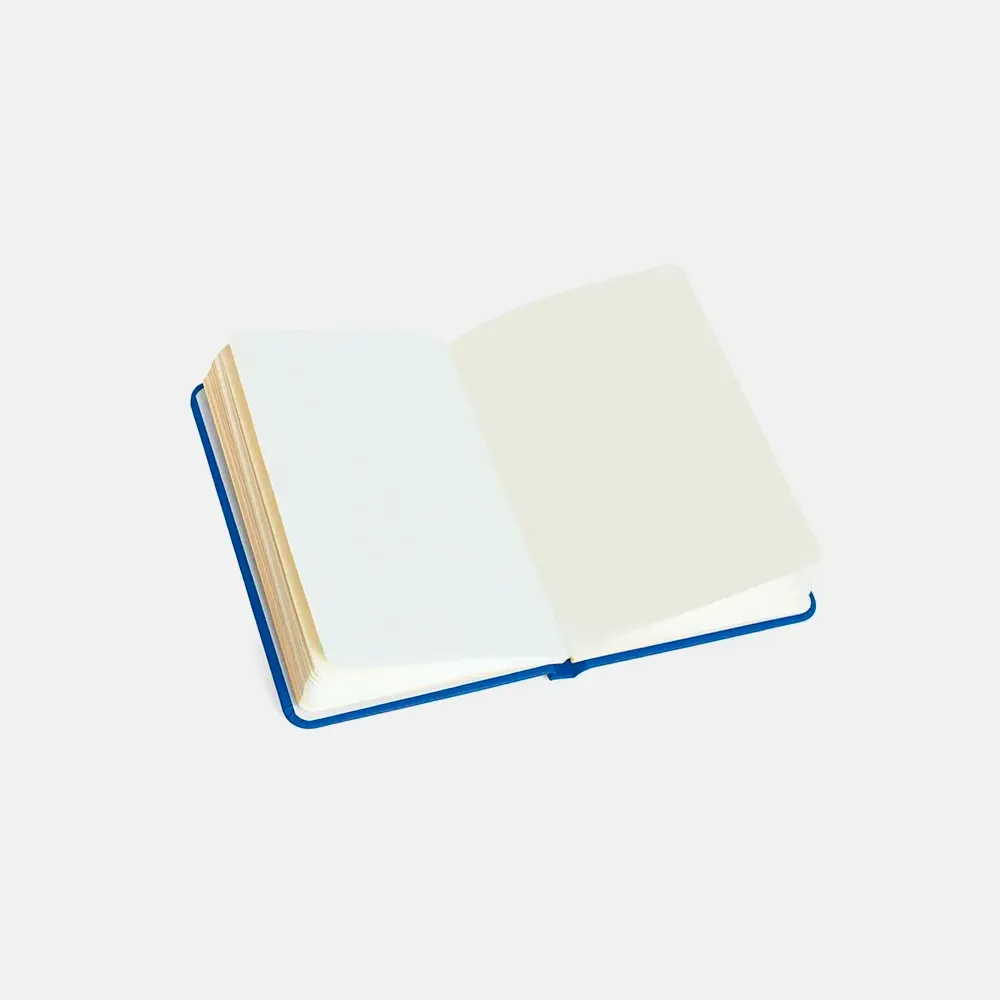 Caderno para anotações azul com capa dura. Conta com 80 folhas, porta caneta e elástico para fechamento. Gramatura da folha de 70 g/m2.