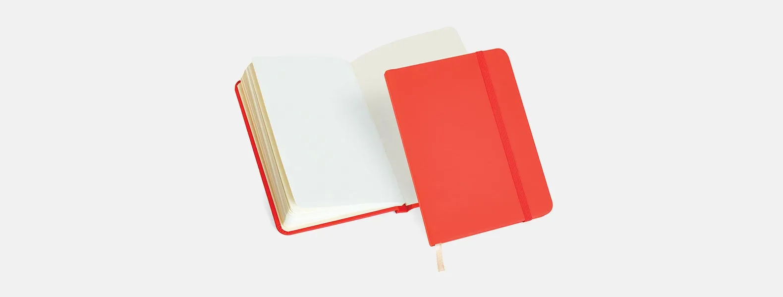 Caderno para anotações vermelho com capa dura. Conta com 80 folhas, porta caneta e elástico para fechamento. Gramatura da folha de 70 g/m2.