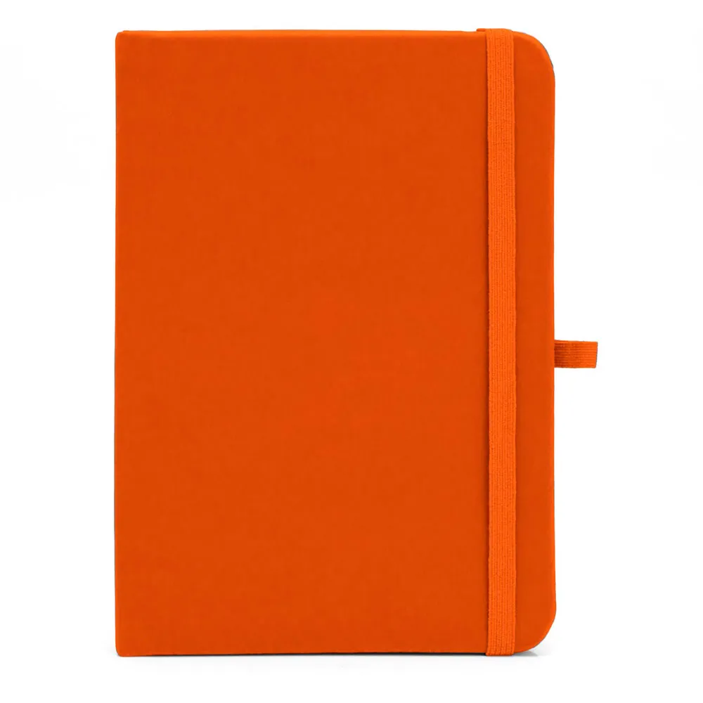 Caderneta para anotações laranja com capa dura. Conta com 80 folhas pautadas, porta caneta e elástico para fechamento Gramatura da folha de 70 g/m2