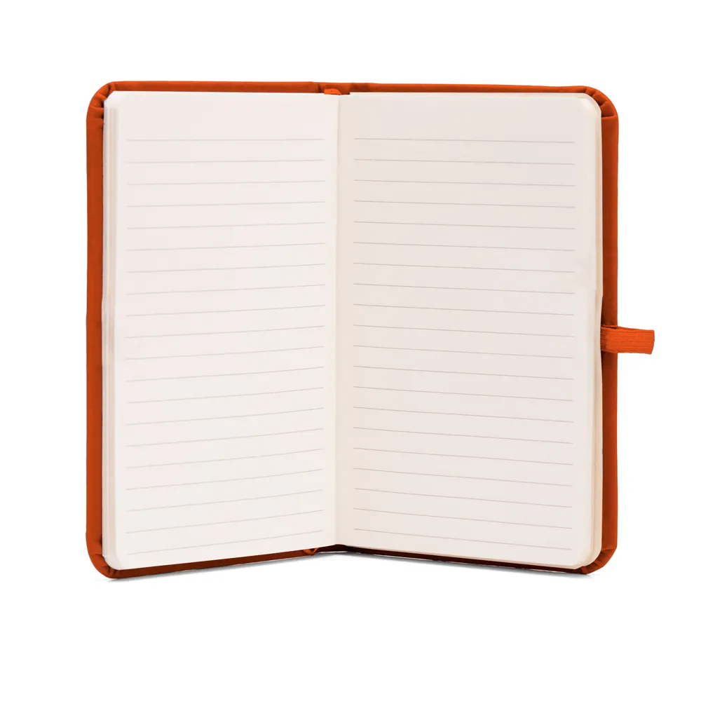 Caderno para anotações laranja com capa dura. Conta com 80 folhas pautadas, porta caneta e elástico para fechamento. Gramatura da folha de 70 g/m2 com 15x9 cm.
