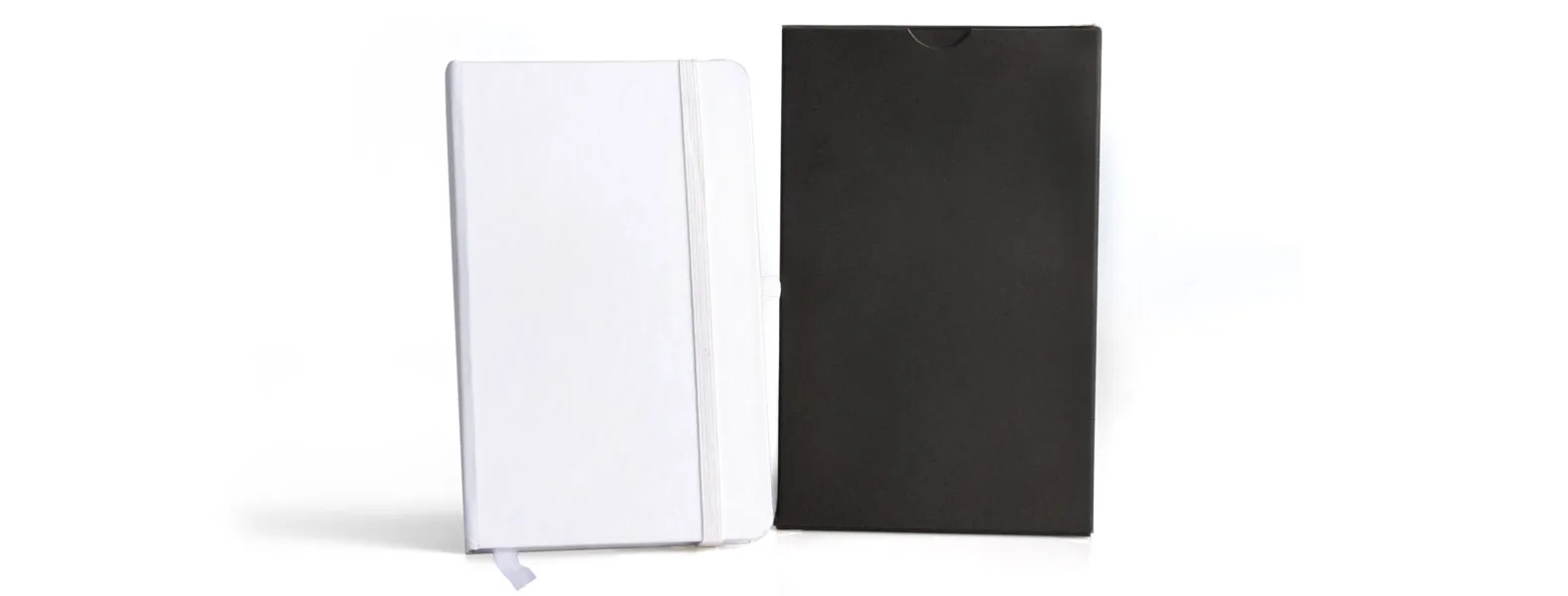 Caderno para anotações branco com capa dura. Conta com 80 folhas não pautadas, marcador de página, porta caneta e elástico para fechamento. Gramatura da folha de 70 g/m2.
