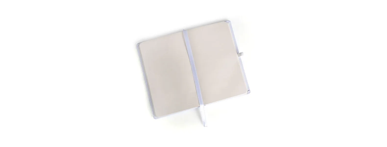 Caderno para anotações branco com capa dura. Conta com 80 folhas não pautadas, marcador de página, porta caneta e elástico para fechamento. Gramatura da folha de 70 g/m2.